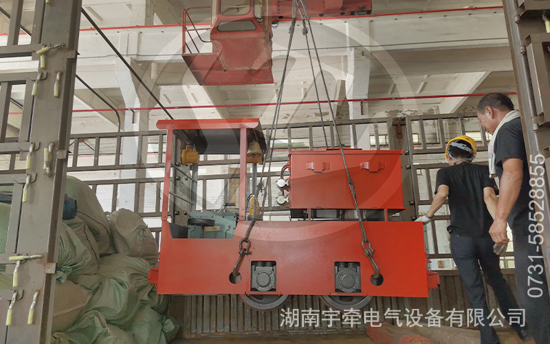 2.5噸防爆蓄電池電機(jī)車(chē)裝車(chē)發(fā)貨 1.jpg